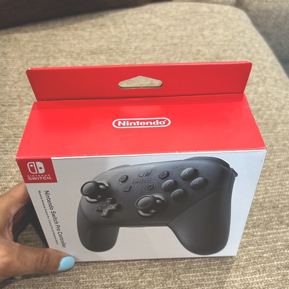 Used Nintendo Switch Pro Controller - Picture 5 of 8